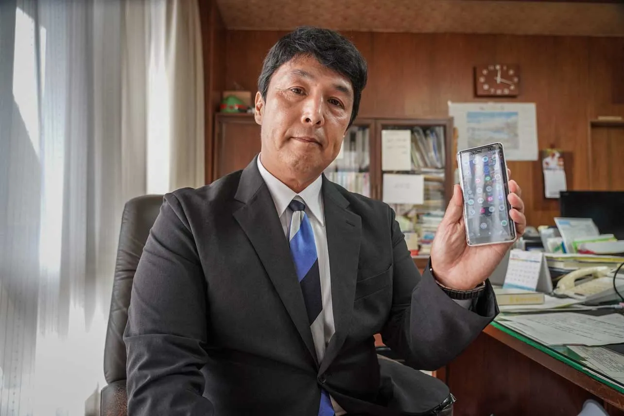 El alcalde de la ciudad japonesa de Toyoake, Masafumi Kouki, mostrando su celular.