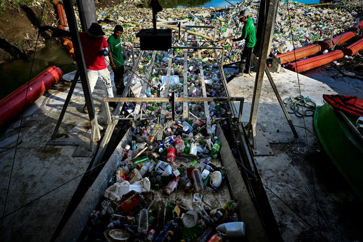 Empleados de la ONG Marea Verde recogen basura con Wanda en el río Juan Díaz, Ciudad de Panamá.