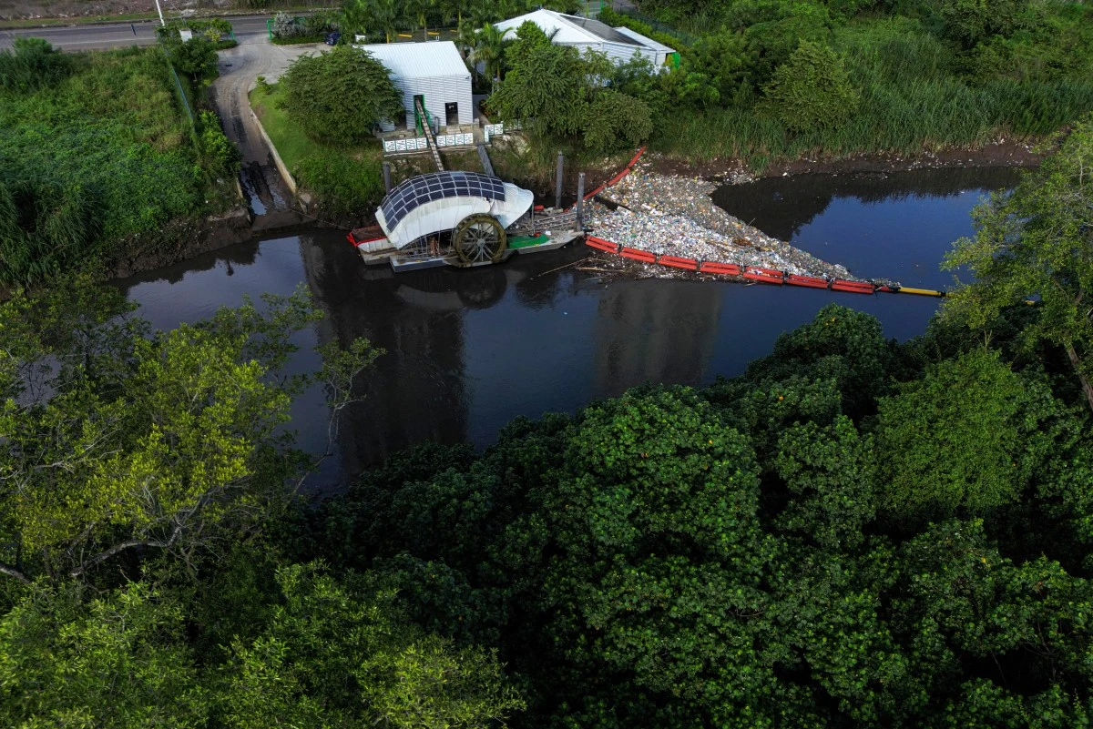 La máquina Wanda recoge basura en el río Juan Díaz, en Ciudad de Panamá.