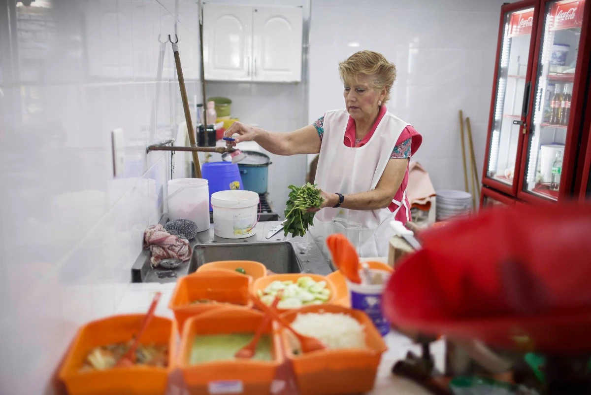 Maria Guadalupe Cortes trabaja en su taquería,  