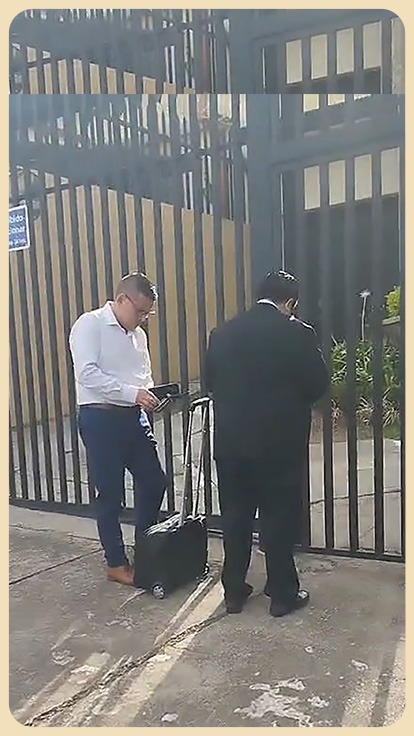 Fabricio Alvarado afuera de fiscalía.