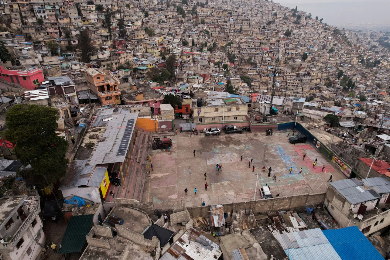 Cancha de fútbol en un barrio en Haití.