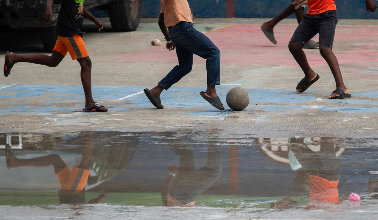 Niños jugando fútbol en Haití.