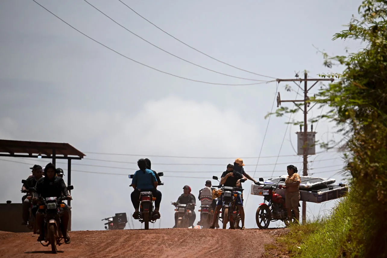 Varias personas en moto a la distancia.