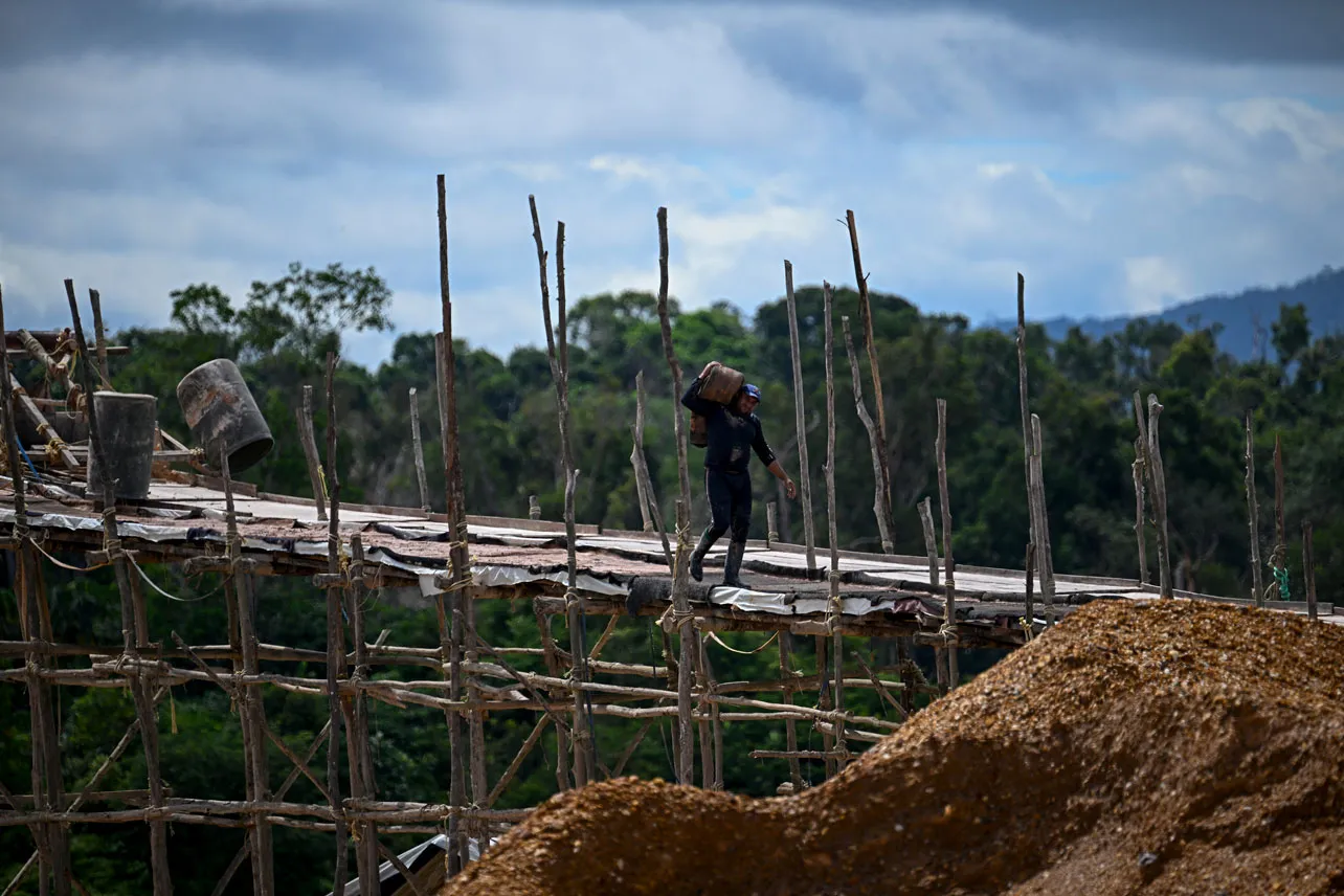 Un hombre camina en un puente de madera.