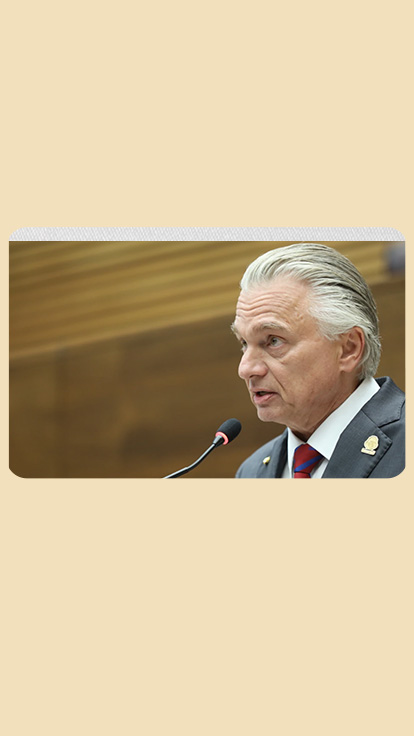 Canciller Arnoldo André da discurso.