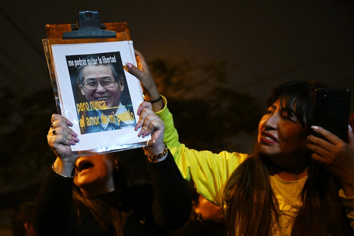Una simpatizante de Alberto Fujimori afuera de la casa de su hija, Keiko Fujimori, en Lima, Perú.