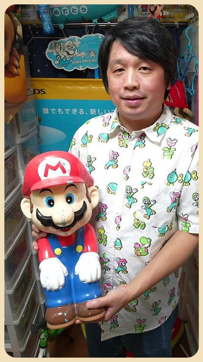 Fan japonés de Mario con un peluche del personaje.