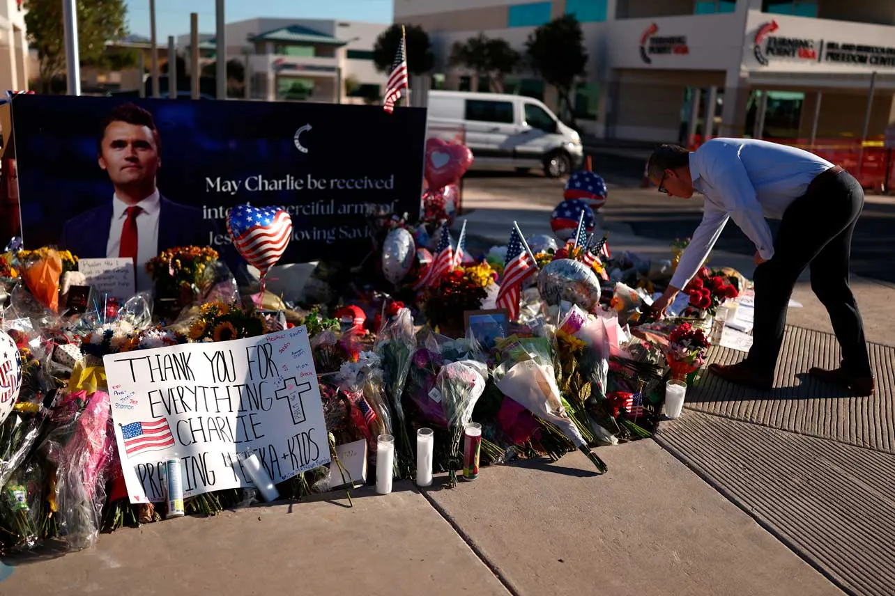 Simpatizantes del asesinado Charlie Kirk dejan ofrendas en su honor.