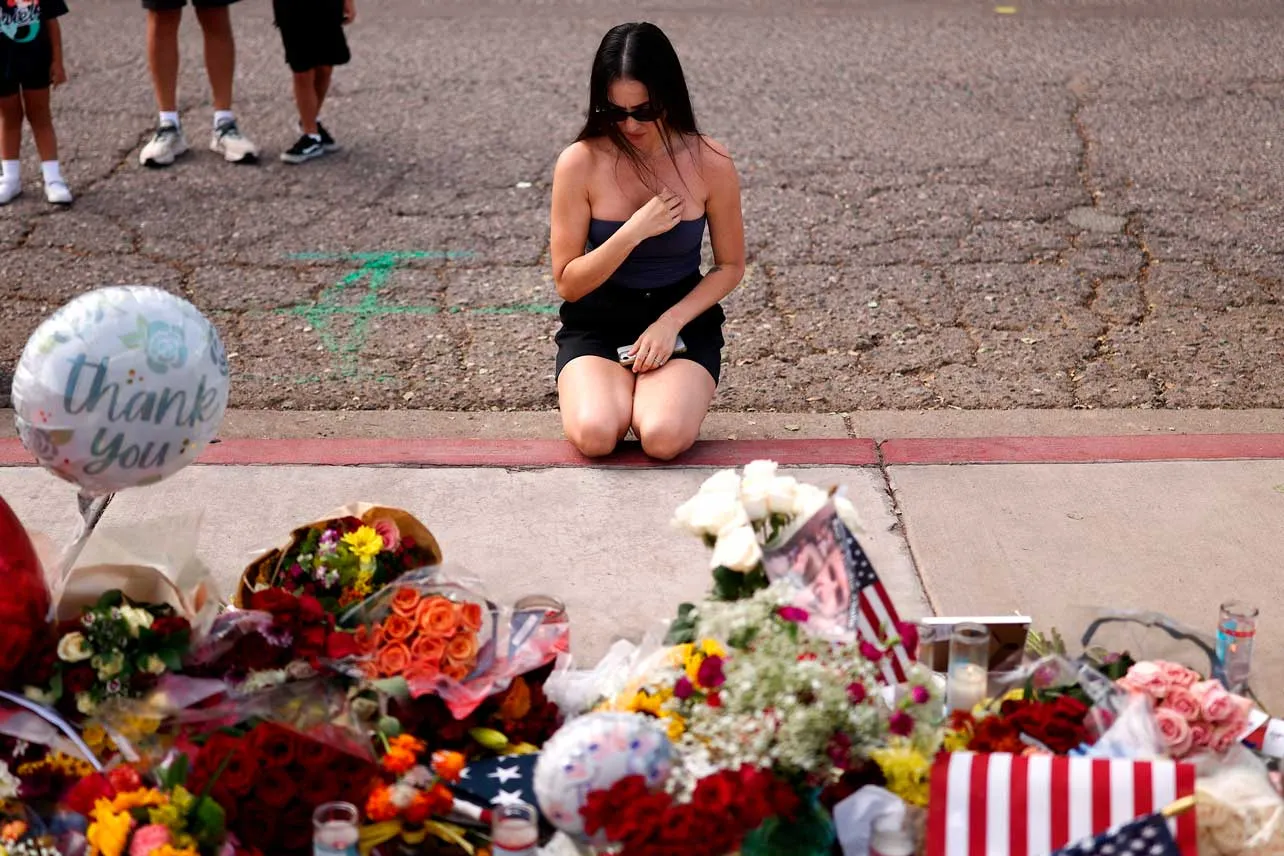 Simpatizantes del asesinado Charlie Kirk dejan ofrendas en su honor.