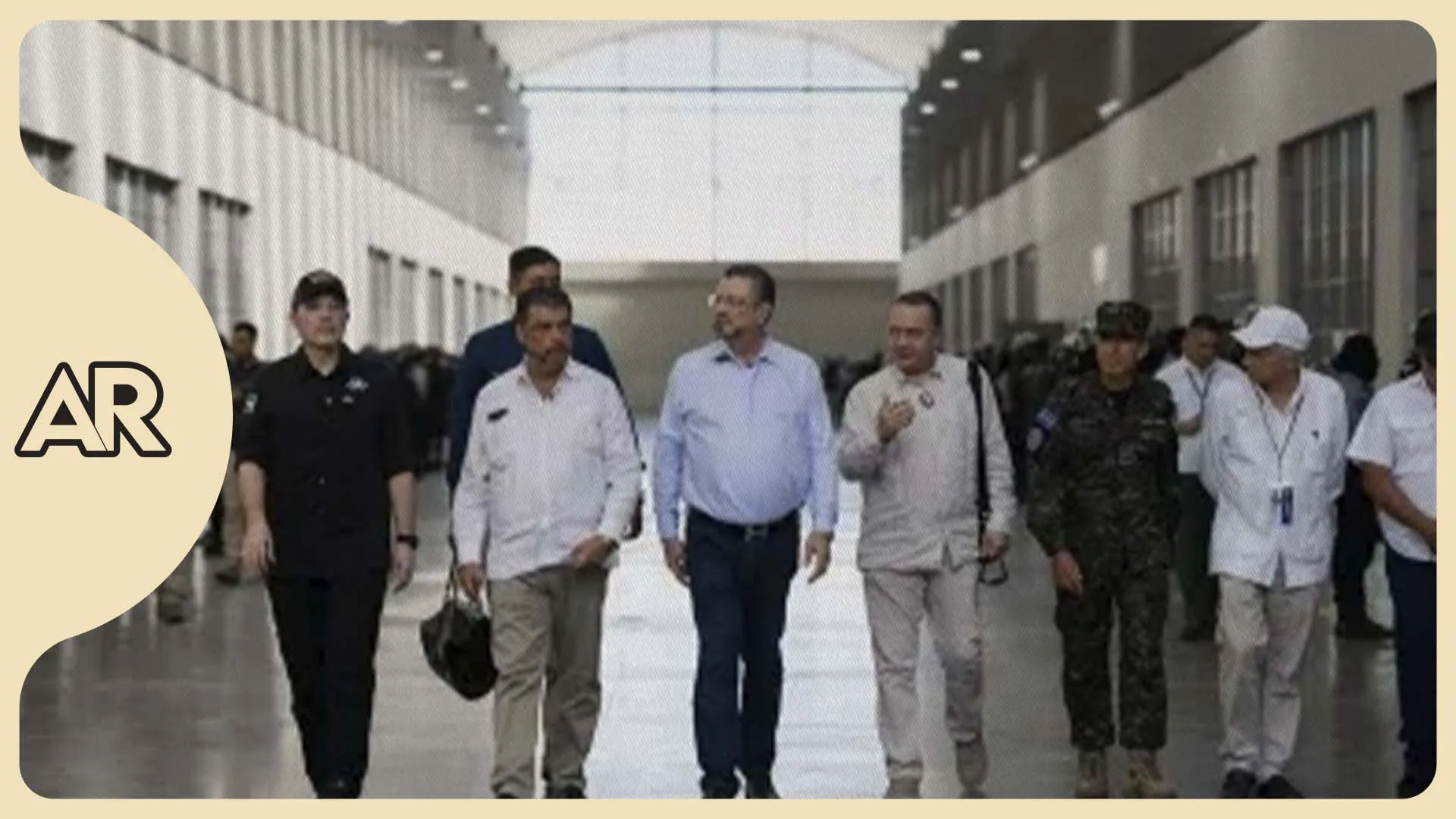 Rodrigo Chaves recorre el CECOT en su visita oficial a El Salvador