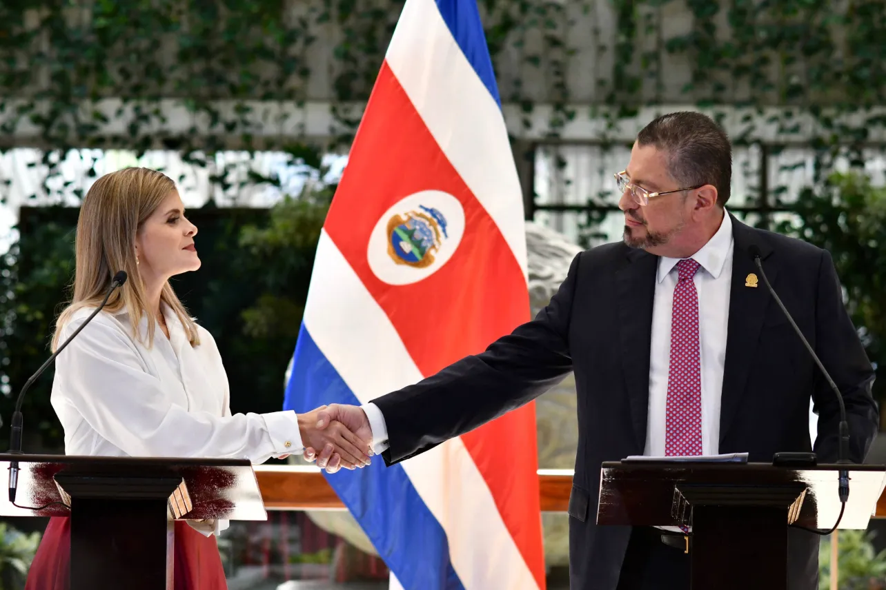 130226_Laura_Fernández_Rodrigo_Chaves_FULL