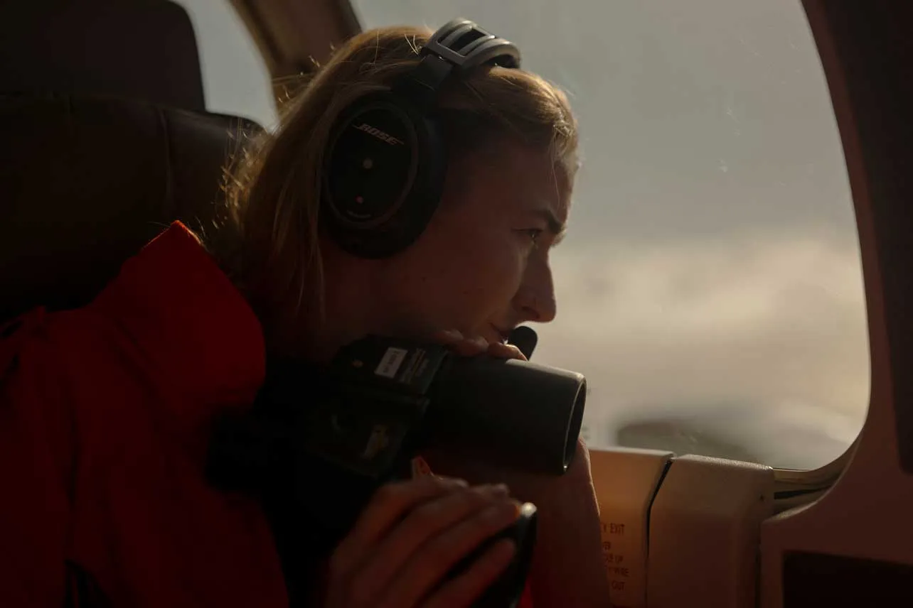 Una integrante de una ONG vigila desde una avioneta embarcaciones con migrantes cerca de la costa canaria.