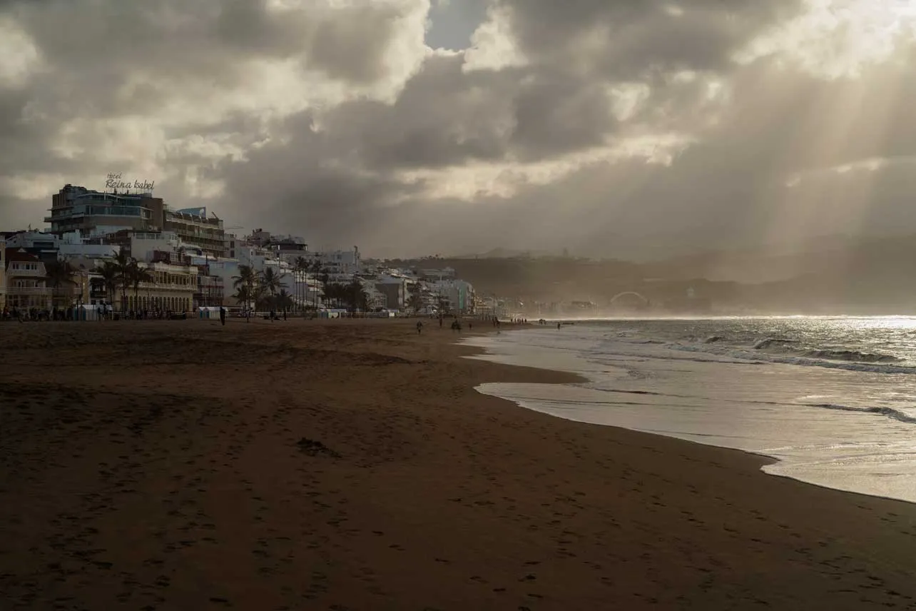 Playa de Islas Canarias de fondo.