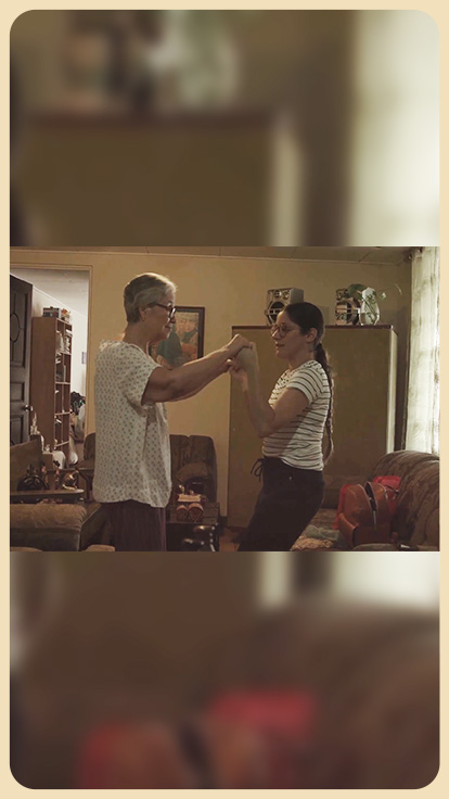 Mujer adulta mayor baila con joven.