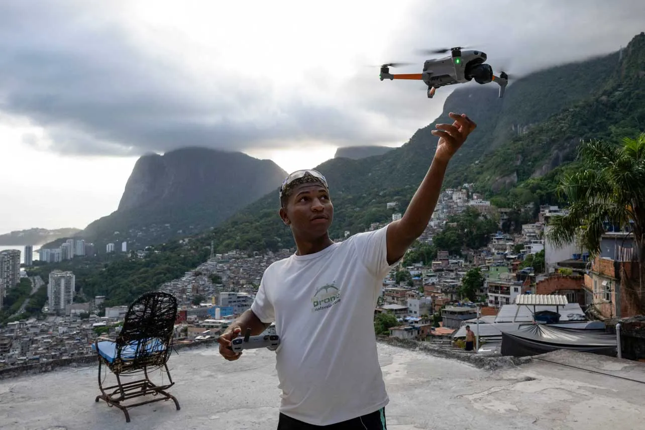 Operador sosteniendo el dron en las favelas.