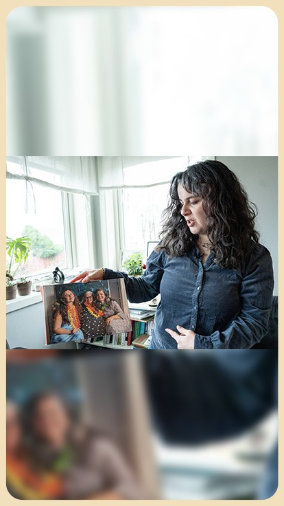 Mujer enseña fotografía de familia.