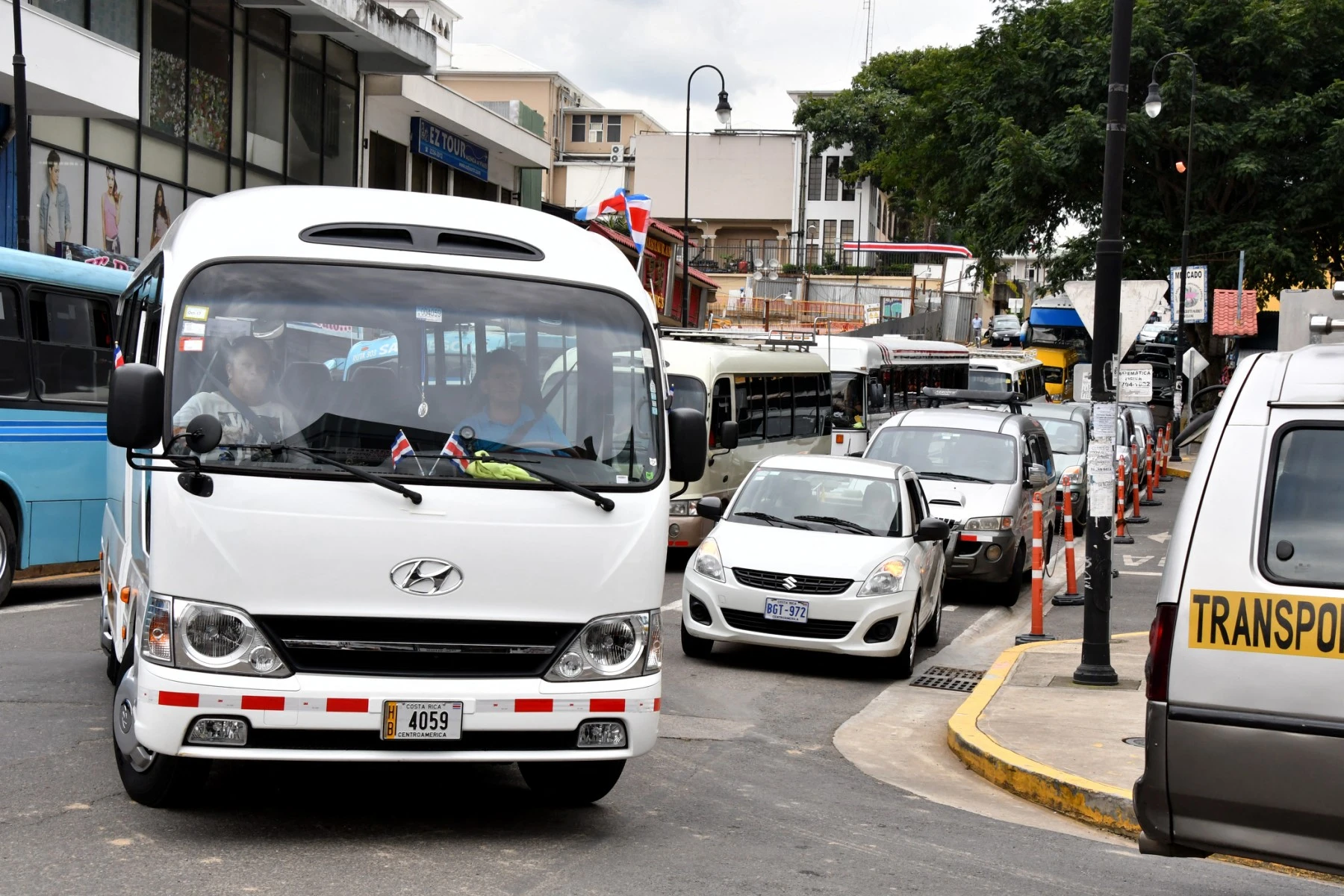 Carros y buses en el centro de San José en una imagen de archivo.