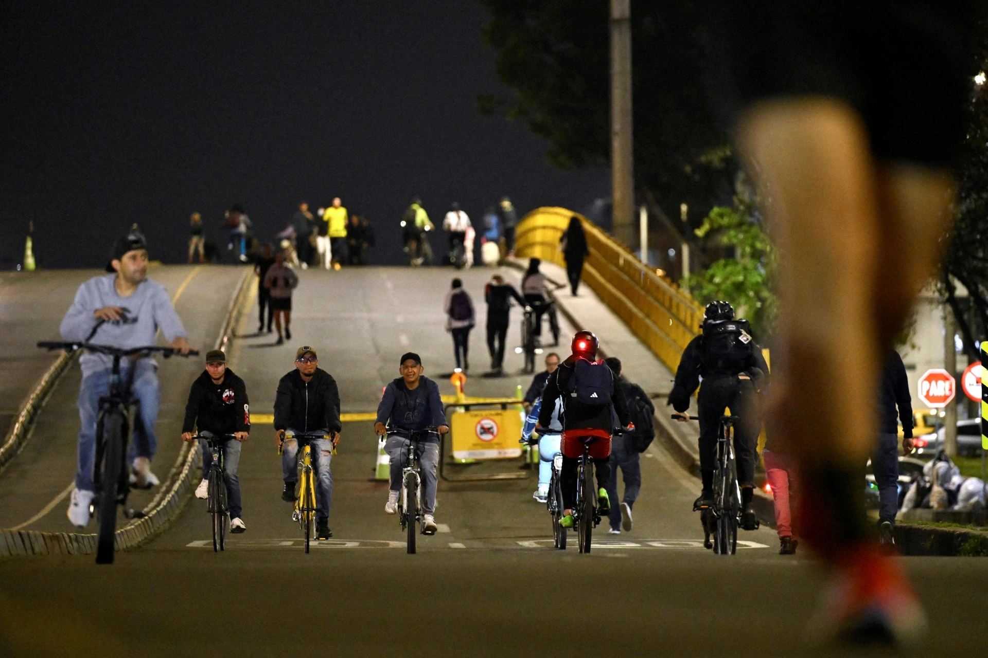 Ciclistas transitan por la noche en la Ciclovía de Bogotá.