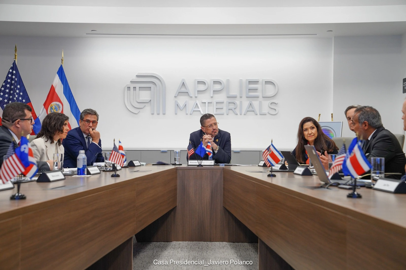 El presidente Rodrigo Chaves en una reunión con representantes de la empresa Applied Materials, en Silicon Valley.