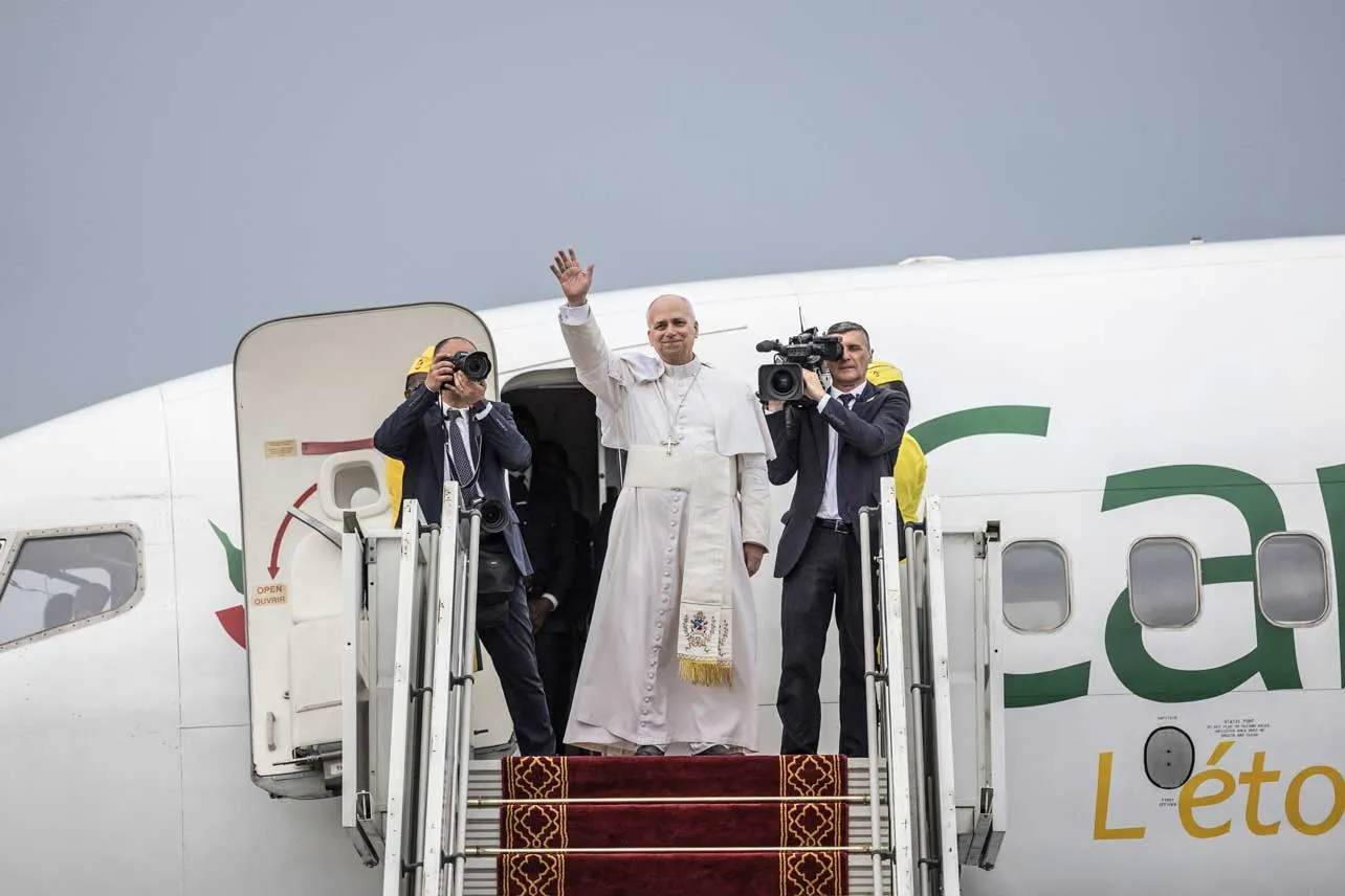 Papa León XIV saluda tras su llegada a Camerún en avión.