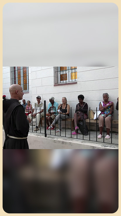 Mujeres adultas mayores acuden a iglesia en Cuba.