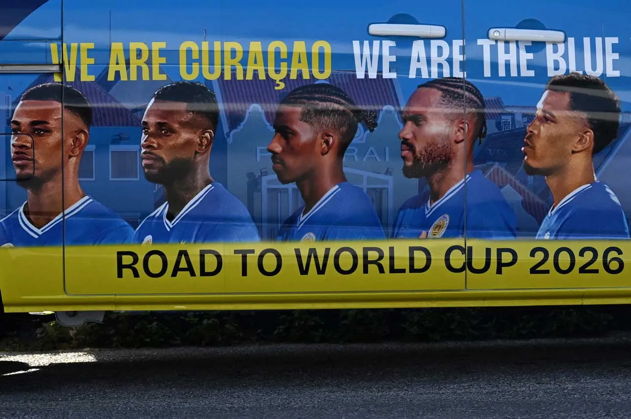 Fotografía de seleccionados de Curazao en un autobus.