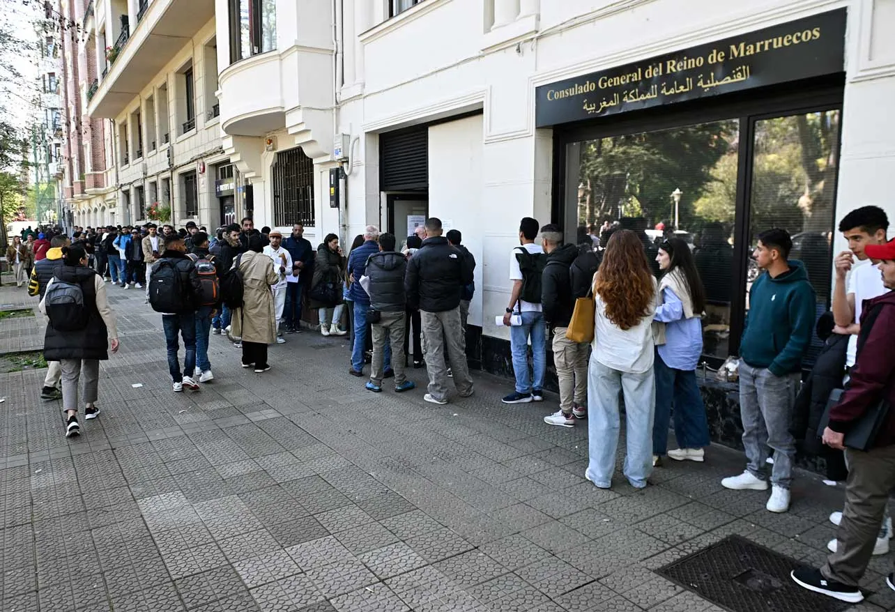 Migrantes haciendo fila en Bilbao para regularizar su situación en España.