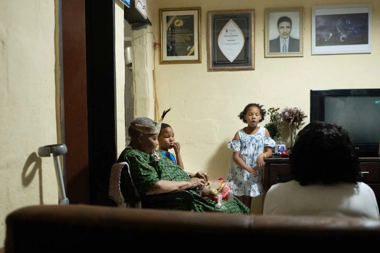Katrina Esau en la sala de su casa.