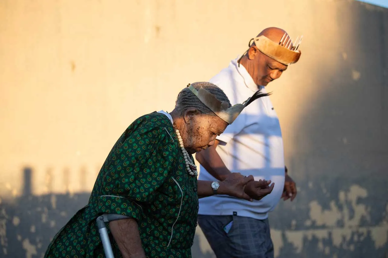 Katrina Esau caminando junto a un hombre.