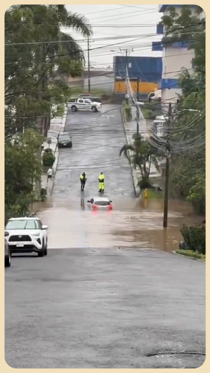 Inundación en calle de Montes de Oca.