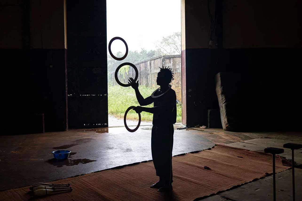 Jóvenes en circo de Guinea.