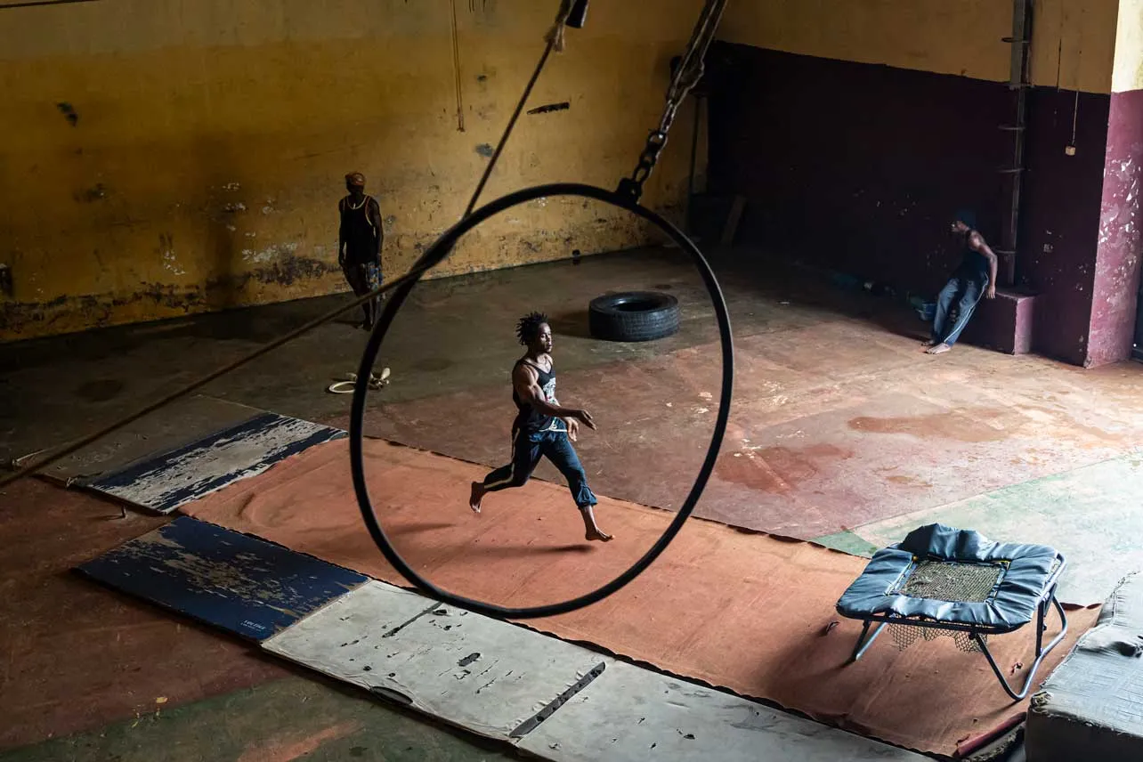 Jóvenes en circo de Guinea.