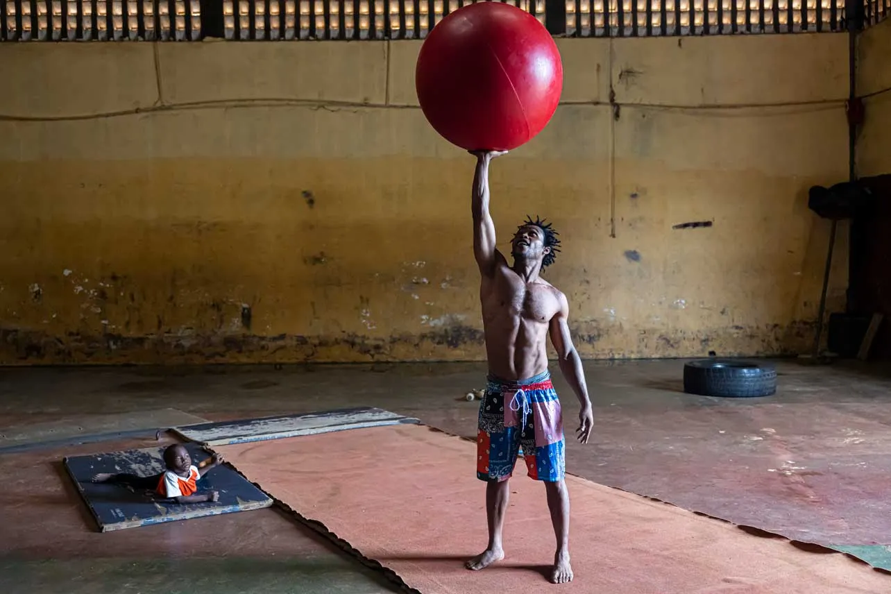 Jóvenes en circo de Guinea.