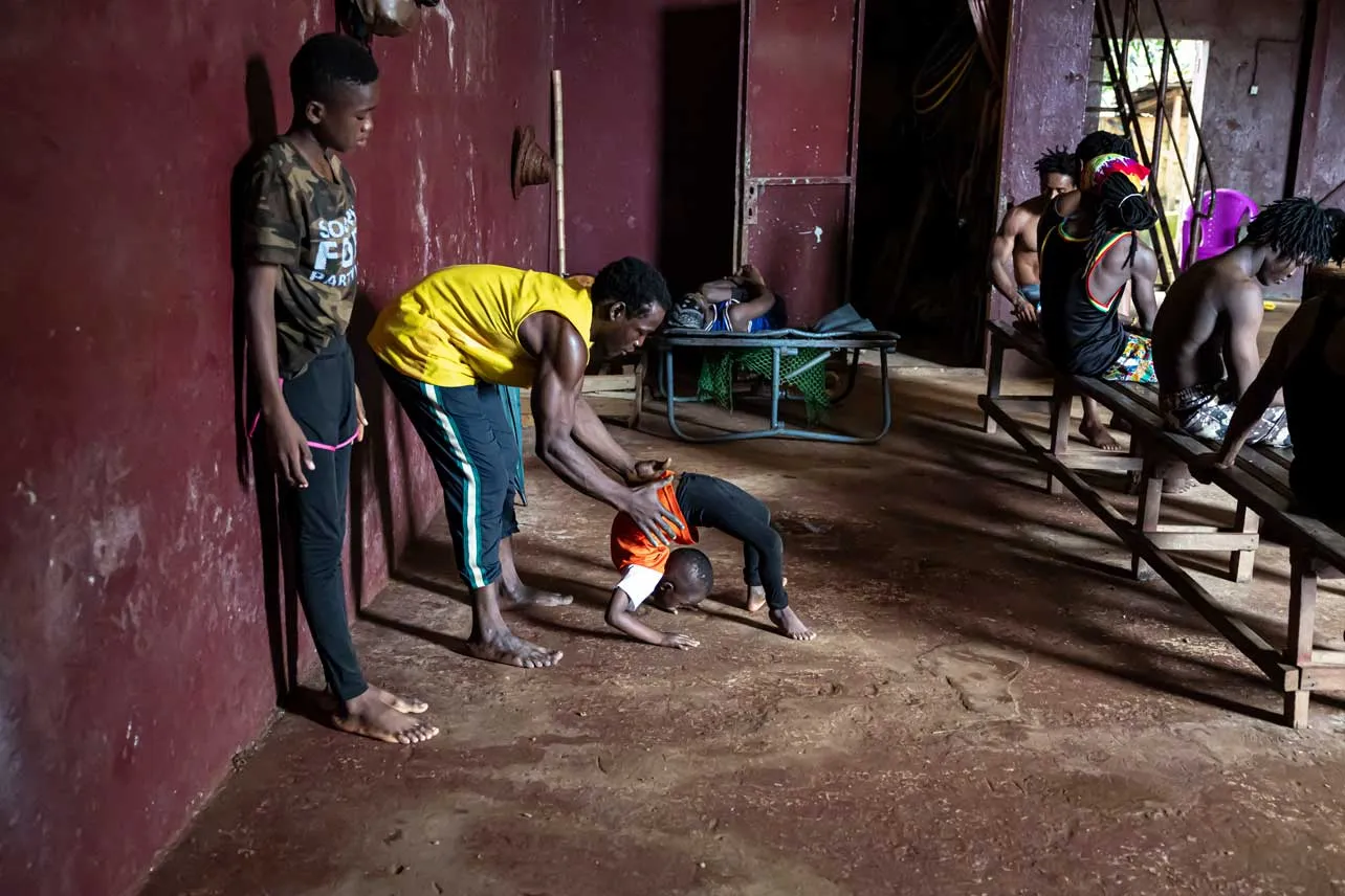 Jóvenes en circo de Guinea.