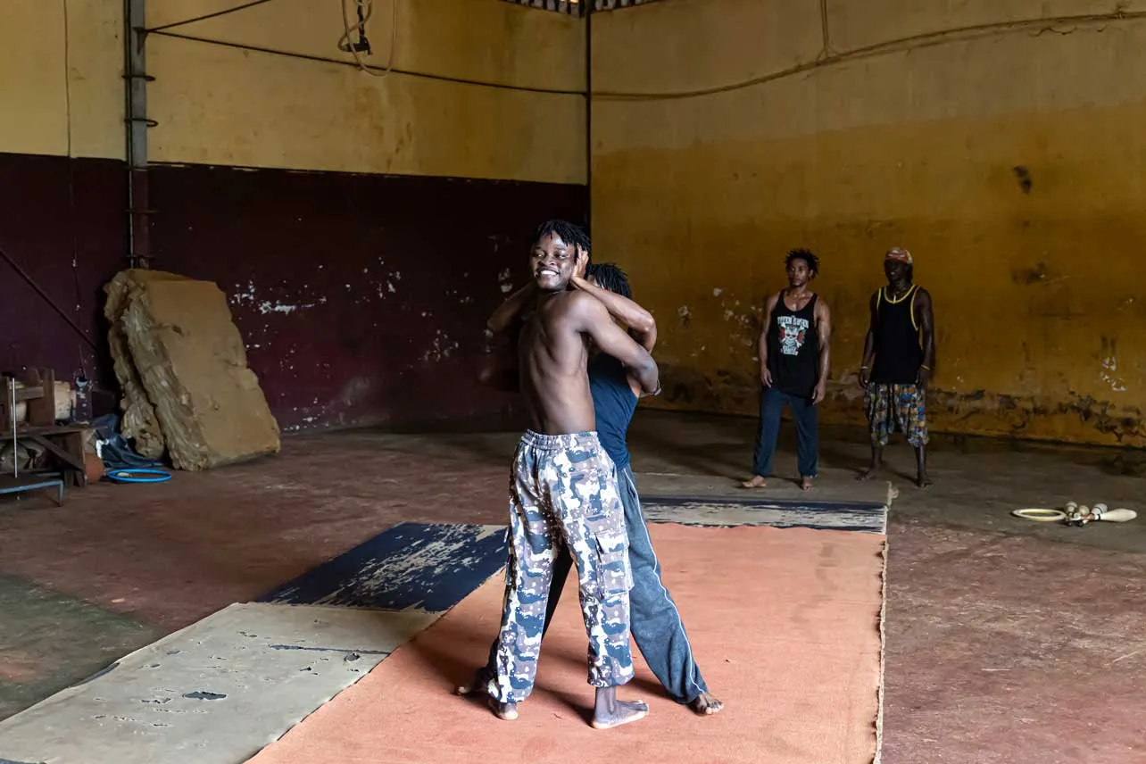 Jóvenes en circo de Guinea.