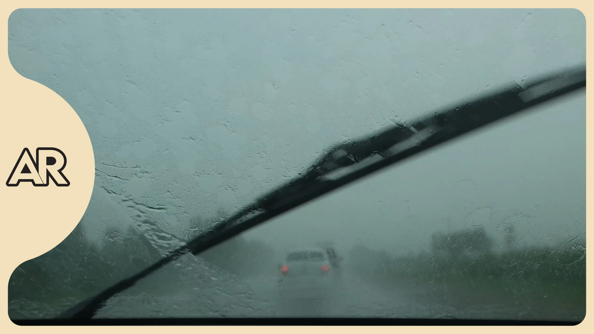 ¿Qué peligros conlleva manejar bajo fuertes lluvias e inundación?