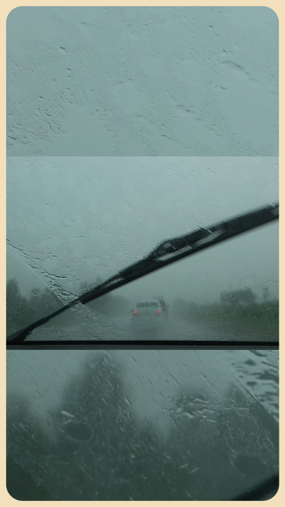 Parabrisas de carro durante lluvia.