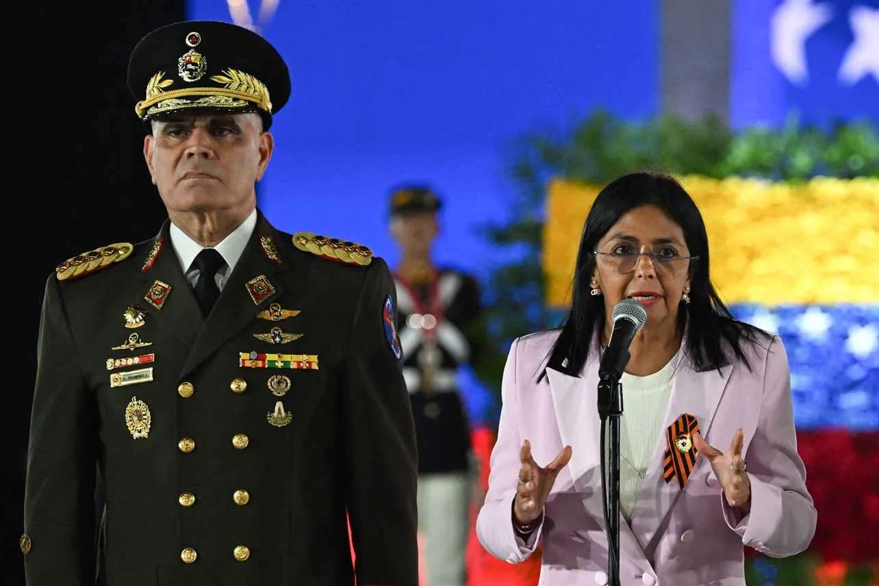 Vladimir Padrino y Delcy Rodríguez.