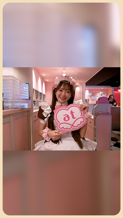 Mesera de café en Japón.