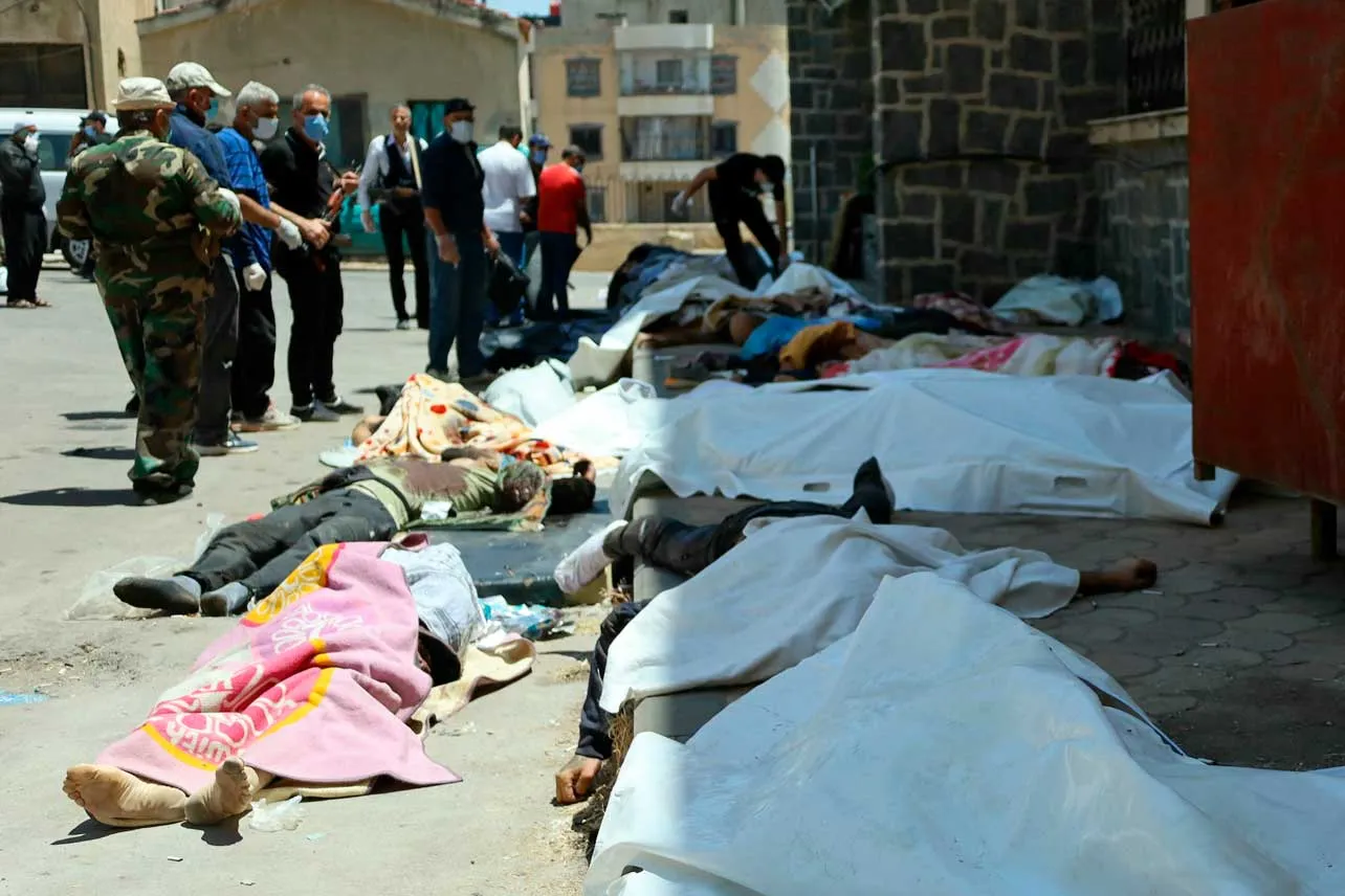 Cuerpos de fallecidos en la calle tras ataques en Siria.