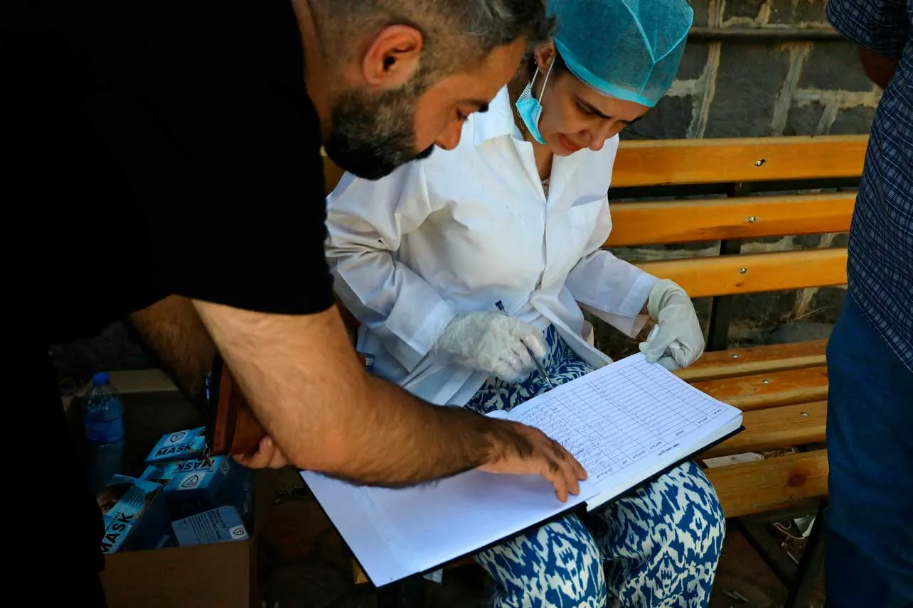 Médico revisando un registro de pacientes en Siria.