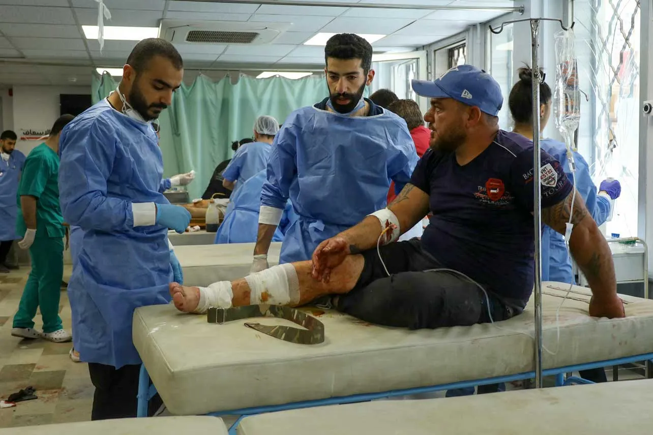 Médicos atendiendo a un paciente herido en Siria.