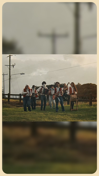 Grupo de música toca sus instrumentos en el campo.