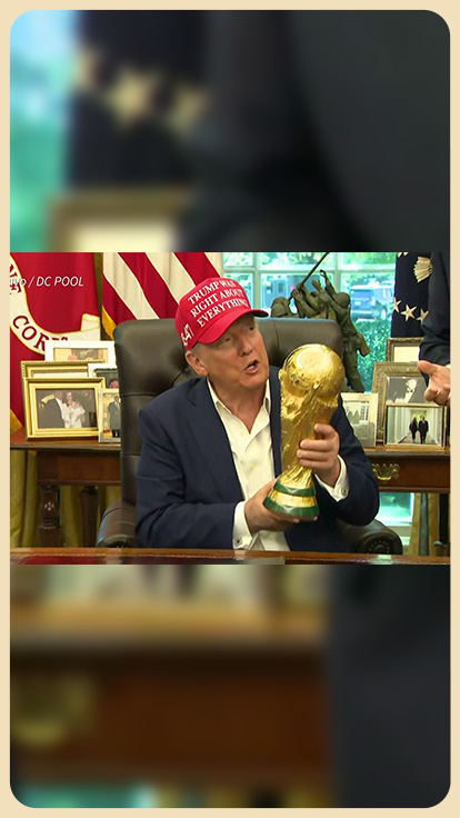 Presidente Trump sostiene trofeo del Mundial de Fútbol.