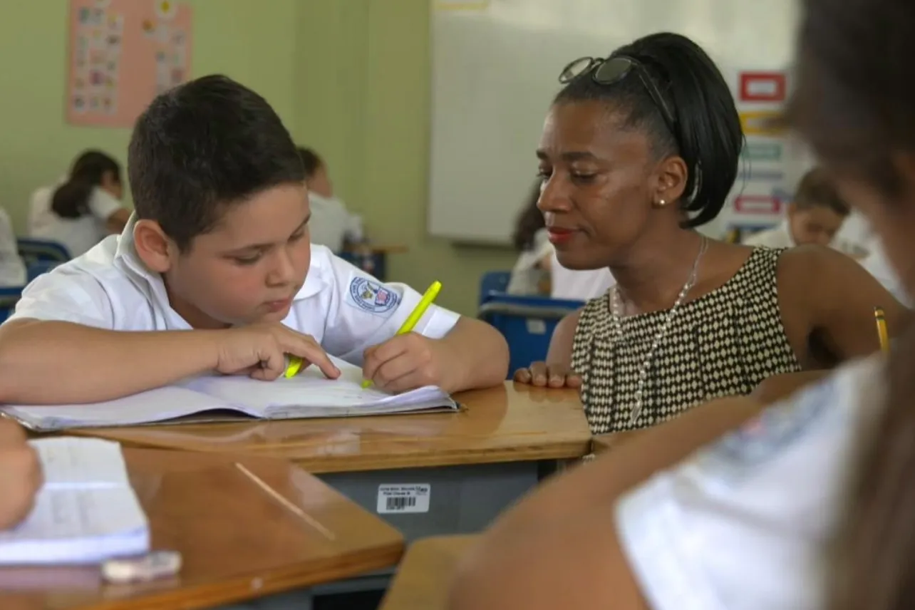 grupos reducidos, reglas disciplina, control, uso celular, estudiantes, clases, noticias, Costa Rica