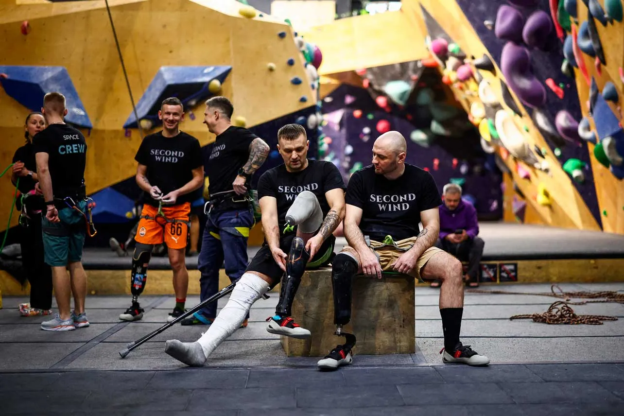 Amputados ucranianos practicando escalada.