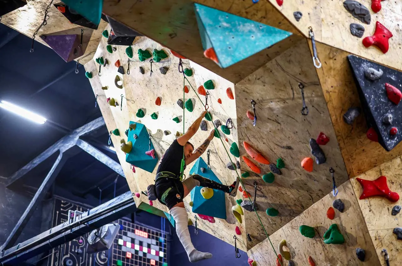 Amputados ucranianos practicando escalada.