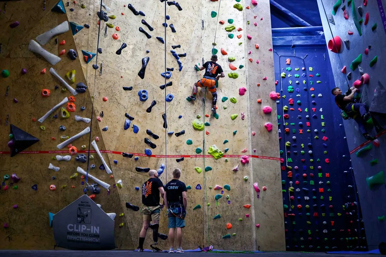 Amputados ucranianos practicando escalada.