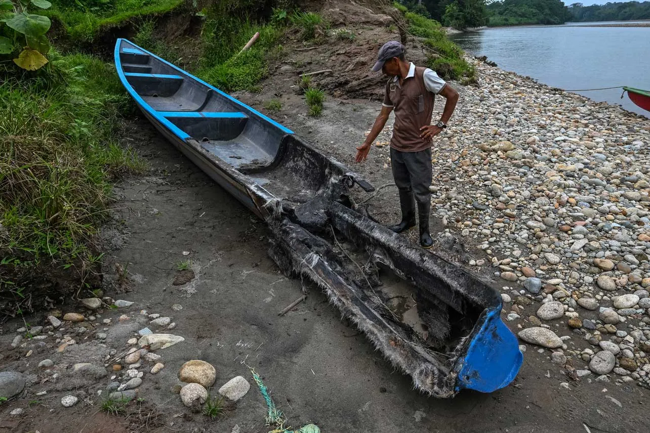 Una lancha afectada por bombardeo antinarco en Ecuador.